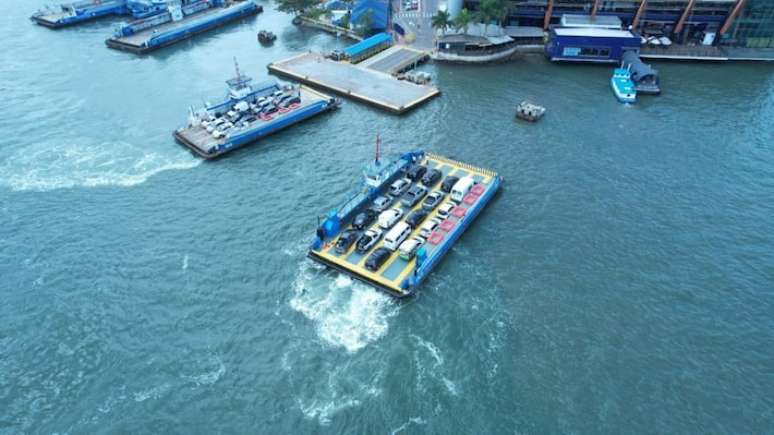 Governo de SP entrega a balsa reformada para a travessia entre Santos e Guarujá.