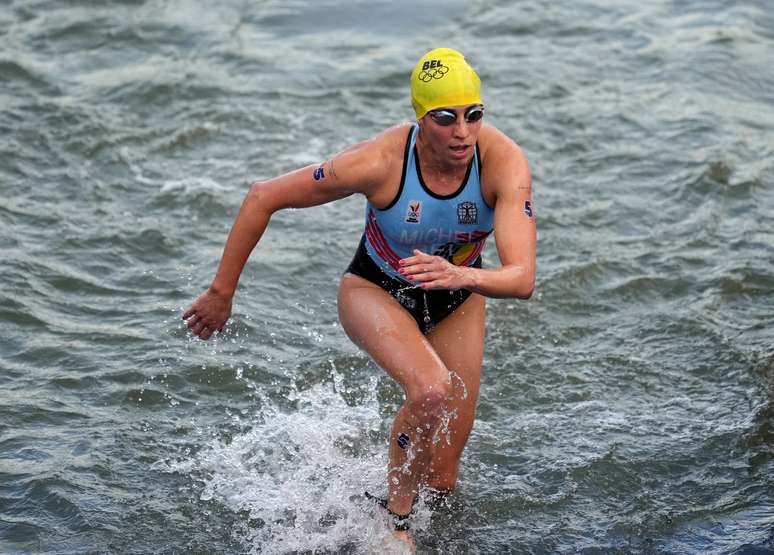 Após nadar no rio Sena, nadadora Claire Michel passa mal e abandona Olimpíadas 