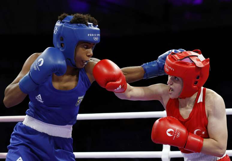 Jucielen Cerqueira Romeu, do Brasil, em ação contra a turca Esra Yildiz Kahraman em busca de vaga na semifinal