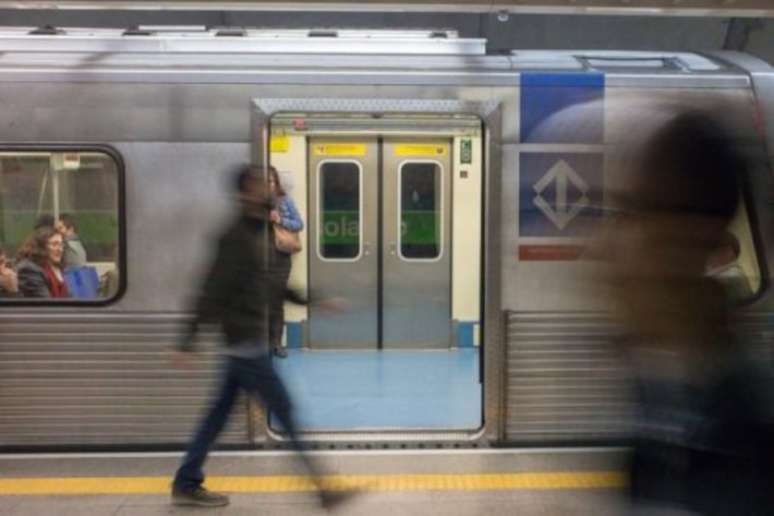 Movimentação na estação Consolação, da Linha 2-Verde do Metrô. Nete domingo, 4, trens da linha circulam com velocidade reduzida, em razão de obras na região.