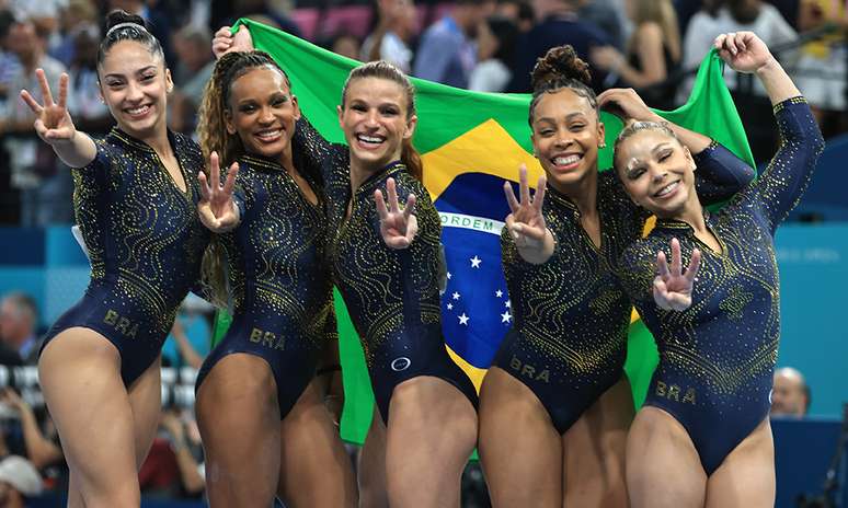 Fl&aacute;via Saraiva e o restante do time de gin&aacute;stica brasileira comemorando o bronze.