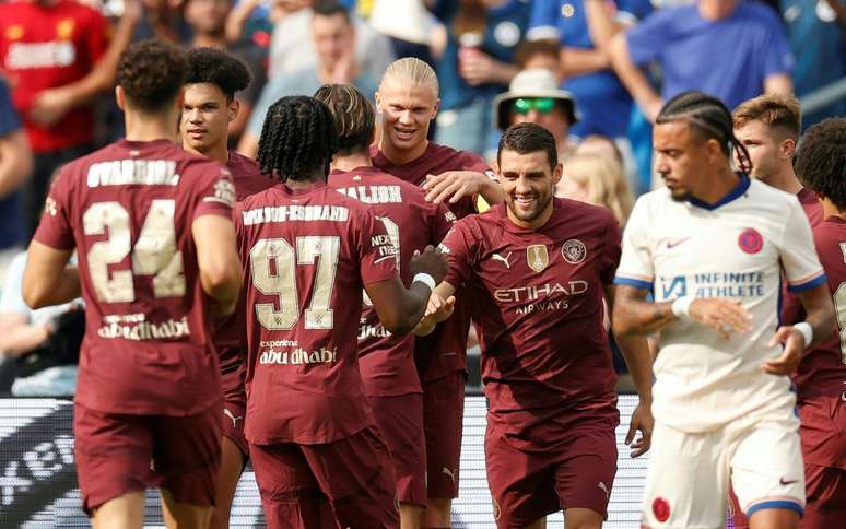 Jogadores do Manchester City comemoram um dos três gols de Haaland sobre o Chelsea