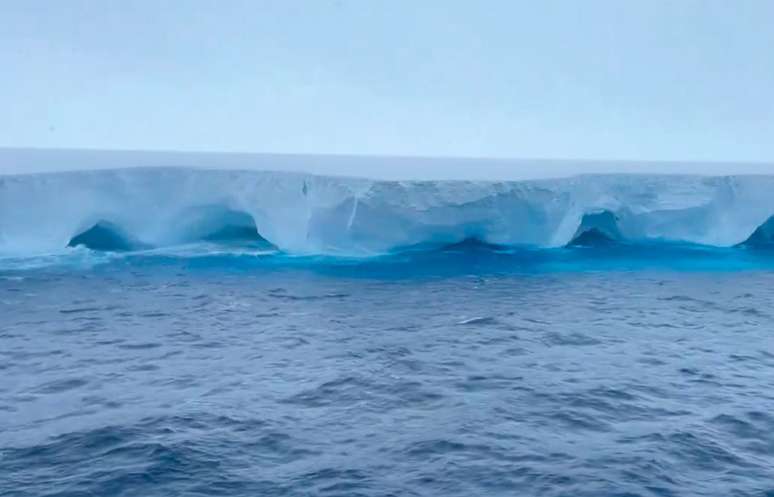 Maior iceberg do mundo "se recusa a morrer", diz pesquisador