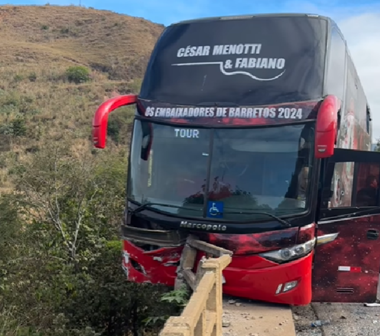 Ônibus da dupla sertaneja César Menotti e Fabiano sofreu um acidente de trânsito 