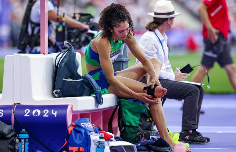 Valdiléia Martins se machuca antes de realizar a sua primeira tentativa e abandona a final do salto em altura dos Jogos Olímpicos de Paris.