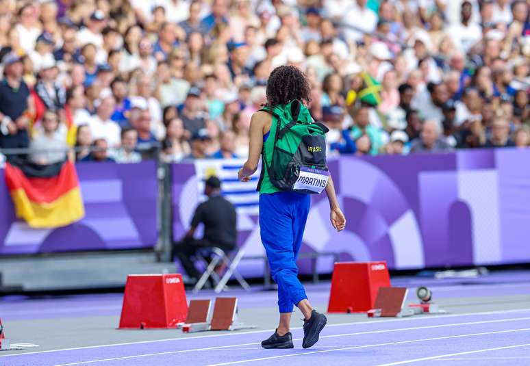 Valdileia Martins se machuca antes de realizar a sua primeira tentativa e abandona a final do salto em altura dos Jogos Olímpicos de Paris.