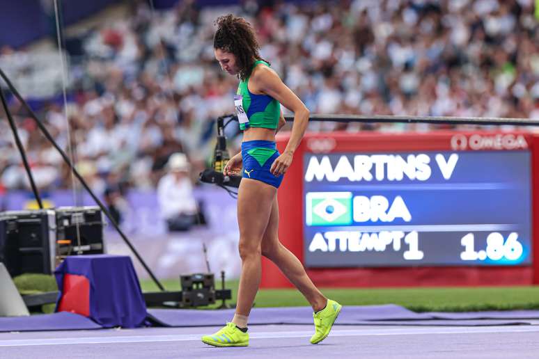 Valdileia Martins se machuca antes de realizar a sua primeira tentativa e abandona a final do salto em altura dos Jogos Olímpicos de Paris.