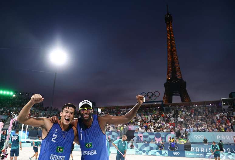 Evandro e Arthur vencem holandeses e avançam às quartas do vôlei de praia nos Jogos de Paris.