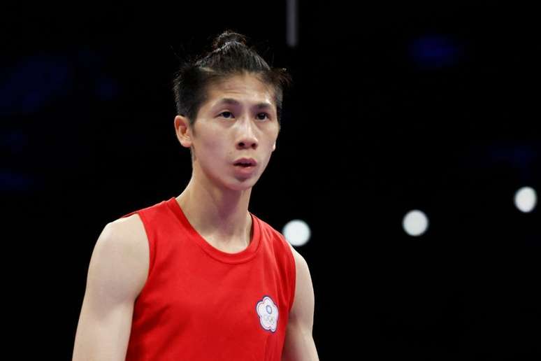 Yu Ting Lin, boxeadora de Taiwan, em luta contra Sitora Turdibekova, do Usbequistão.