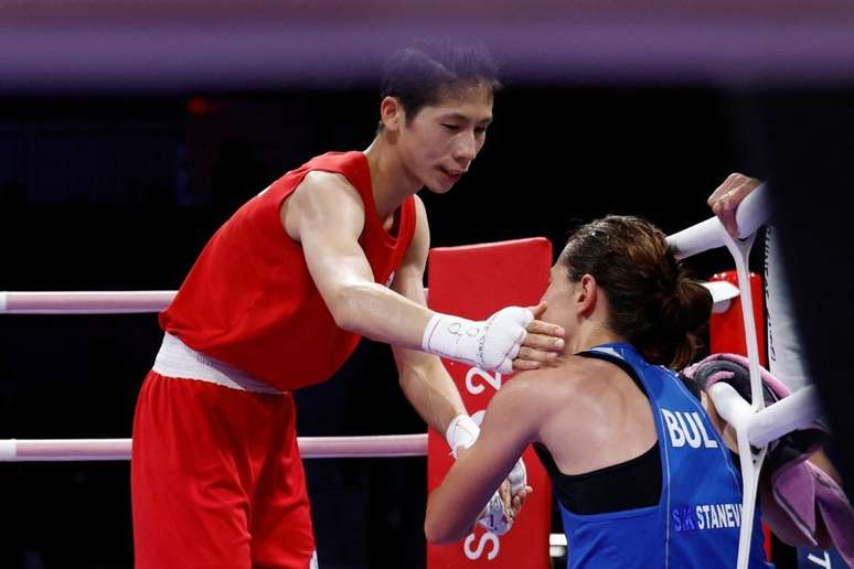 Yu Ting Lin cumprimenta Svetlana Kamenova Staneva, da Bulgária, após luta na Olimpíada de Paris