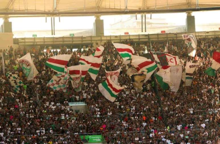 Torcida do Fluminense demonstra apoio ao time em momento difícil –