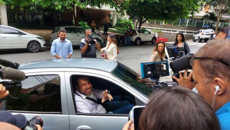 Boulos chega em seu Celta para reunião com Marta Suplicy