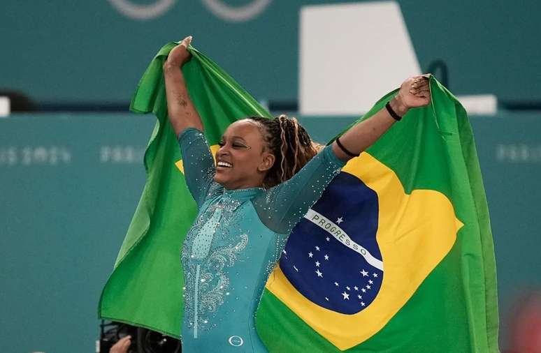 Rebeca Andrade faturou a medalha de ouro no solo da ginástica artística feminina os Jogos de Paris 2024. 