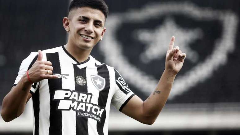 Thiago Almada foi contratado em julho 