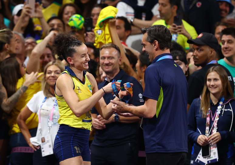 Gabi devolve medalha para Giba