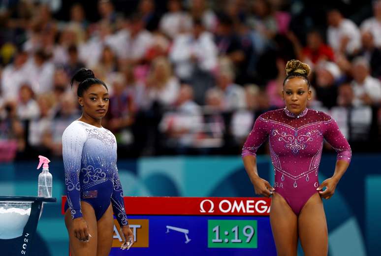 Rebeca Andrade e Simone Biles na final da trave em Paris