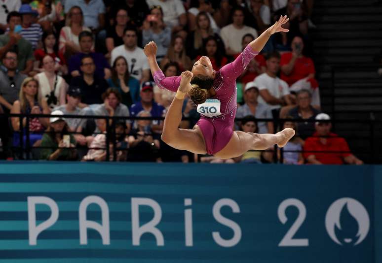 Rebeca Andrade fica em 4° lugar na final da trave