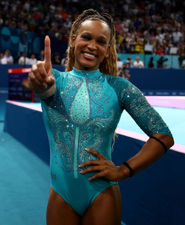 Bercy Arena, Paris, França - 05 de agosto de 2024. Rebeca Andrade do Brasil comemora após ganhar o ouro.