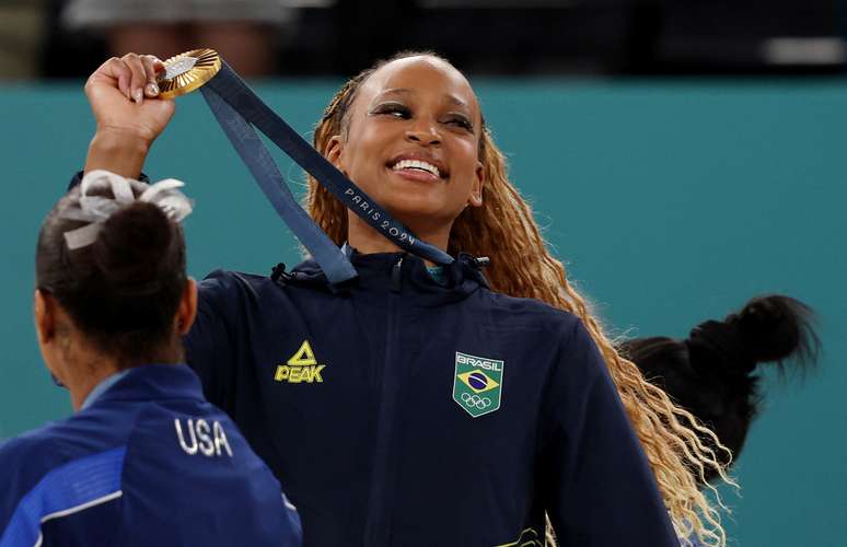 Rebeca Andrade conquistou ouro nesta segunda-feira, 5