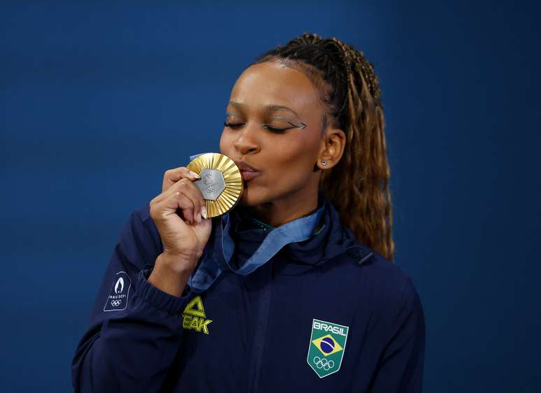 Rebeca Andrade com medalha de ouro conquistada no solo da ginástica