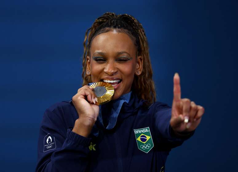 Rebeca Andrade, a maior medalhista do Brasil, é atendida pela psicóloga Aline Wolff