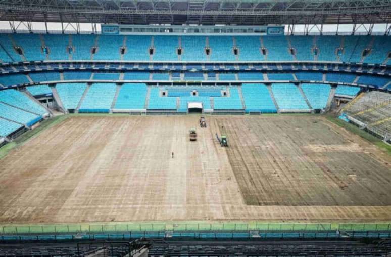 Funcionários da Arena do Grêmio promovem a limpeza em um primeiro momento de recuperação do estádio –