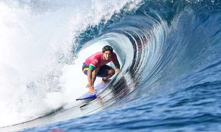 Gabriel Medina pegando tubo no taiti