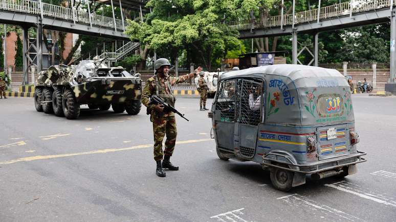 Membros do Exército de Bangladesh em serviço durante o segundo dia do toque de recolher, quando a violência eclodiu em partes do país, no dia 21 de julho de 2024