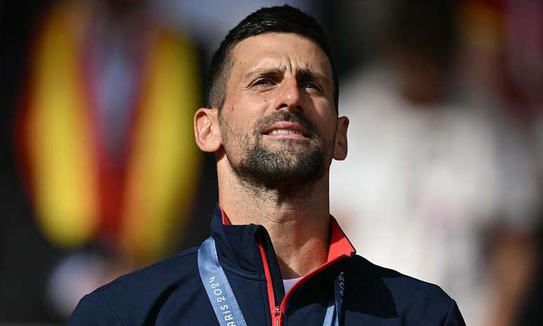 Novak Djokovic com sua medalha dourada no peito.