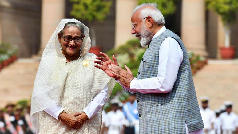 A primeira-ministra Hasina conversa o primeiro-ministro indiano Narendra Modi em junho de 2024