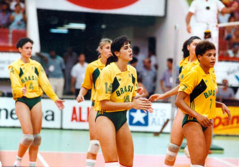 Fernanda Venturini, ao centro, foi medalha de bronze em Atlanta-96 com a seleção brasileira feminina de vôlei