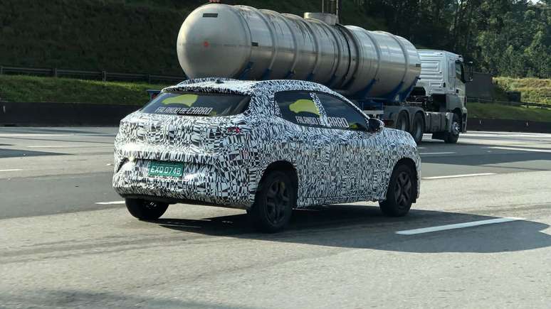 Flagra do novo SUV VW 246 em testes no Brasil