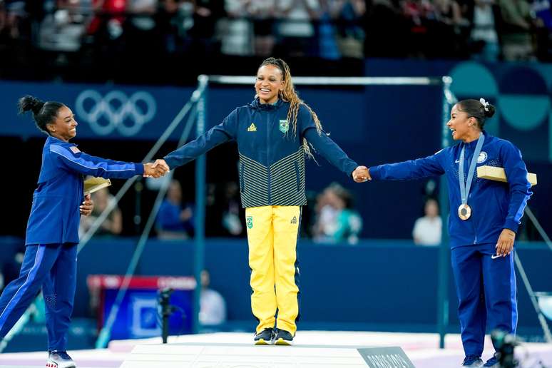 Biles dançou durante solo de Rebeca Andrade