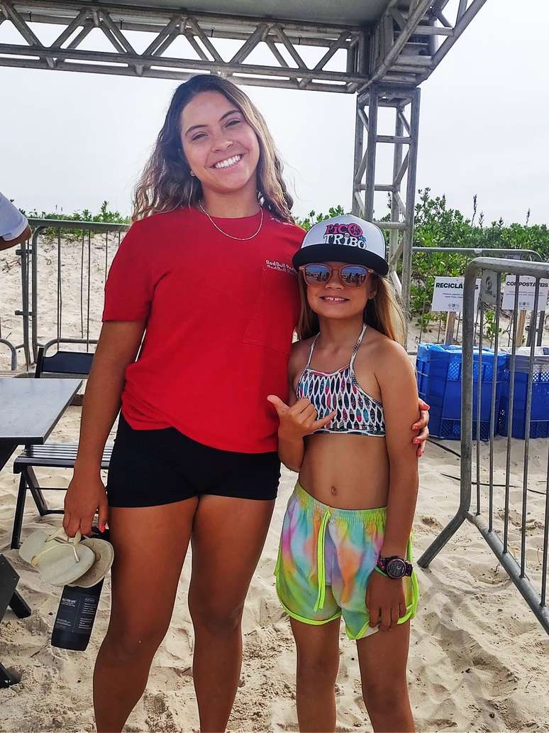 As surfistas Maya Reis e Tainá Hinckel, atleta olímpica da Guarda do Embaú, cidade próxima à Praia do Rosa