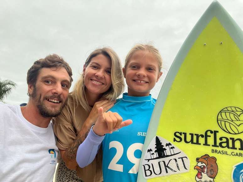 O padrasto Júlio Rodrigues, a mãe Adriane Reis e Maya Reis, que tem uma irmã. Esforço familiar pelo esporte.