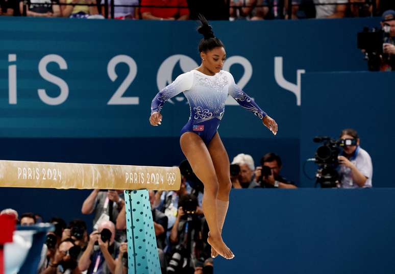 Simone Biles cai de aparelho na final da ginástica artística na Olimpíada de Paris