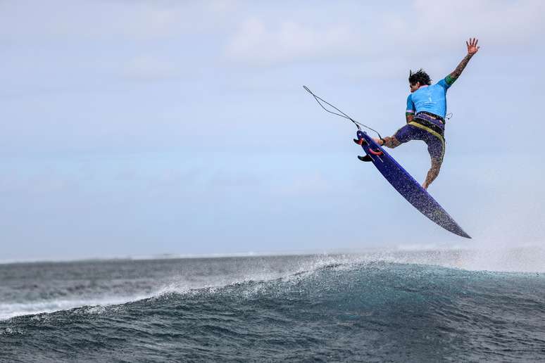 Gabriel Medina nesta segunda-feira, 5, lutando pela medalha olímpica