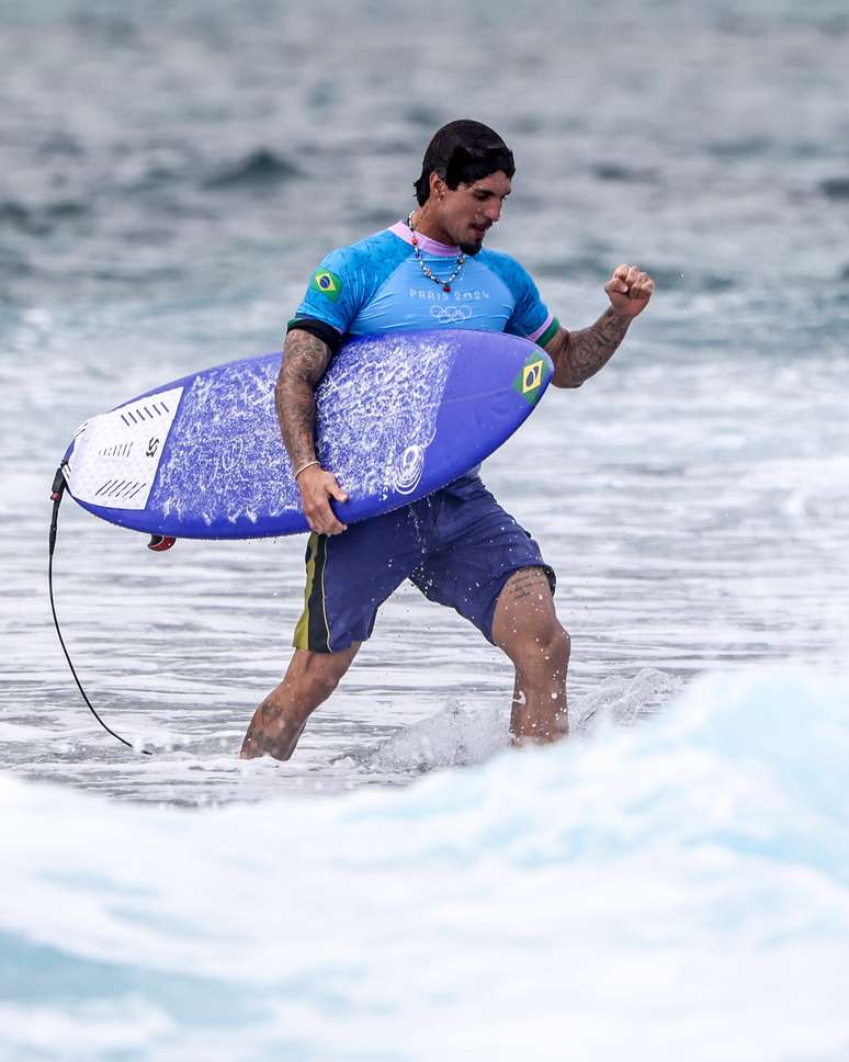 Gabriel Medina comemora bronze. 