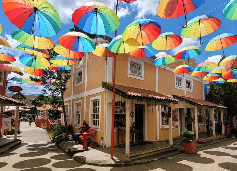 Guarda-chuvas colorem ainda mais a Pequena Finlândia de Penedo