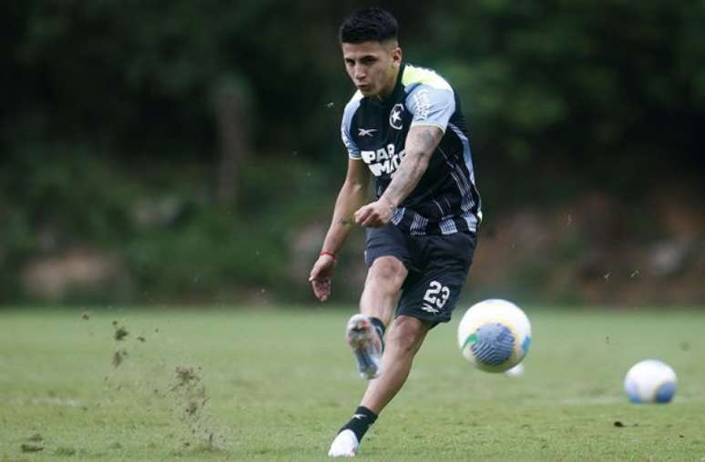 Almada em treino do Botafogo –