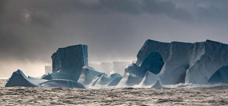 O iceberg pode estar desmoronando nas bordas, mas a maior parte permanece intacta