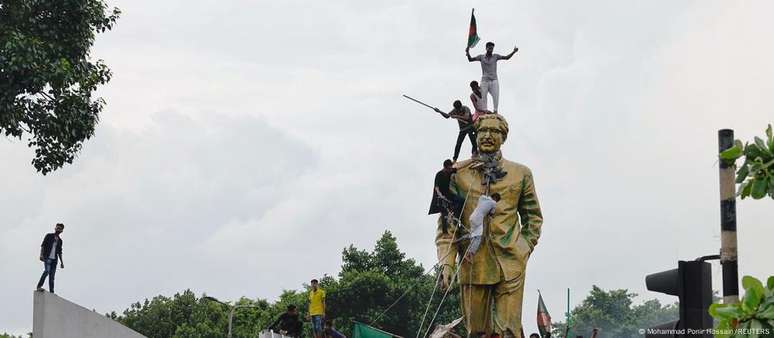 Manifestantes celebram renúncia da ex-primeira-ministra de Bangladesh, Sheikh Hasina, em Dhaka. 