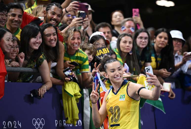 Gabriela Braga Guimaraes tira foto com torcida após classificação do Brasil no vôlei feminino