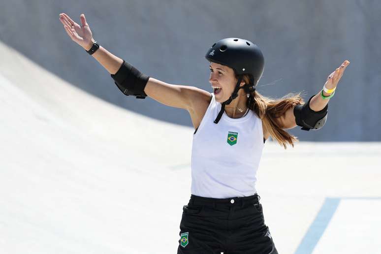 Dora Varella comemora manobra em classificatória do skate park