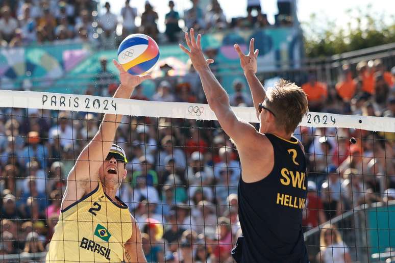 Evandro e Arthur buscam vaga na semi do vôlei de praia