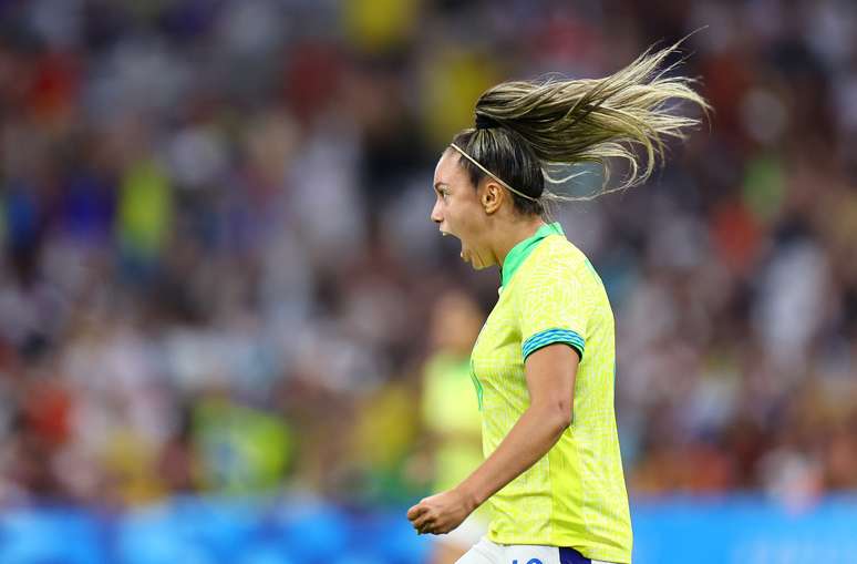 Priscila comemora gol do Brasil marcado contra a Espanha 