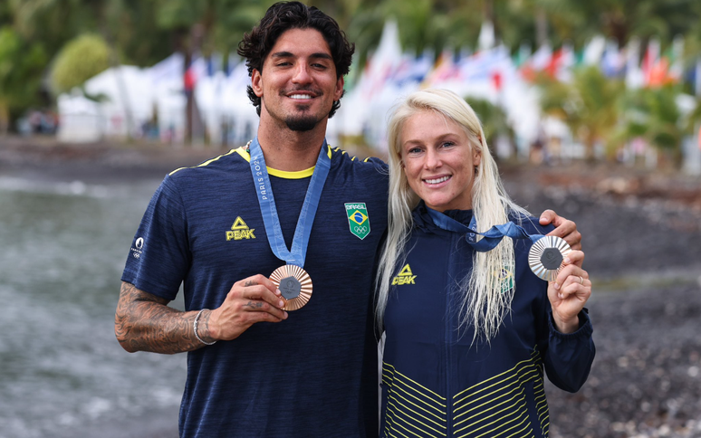 Gabriel Medina e Tati Weston-Webb com as medalhas conquistadas em Paris