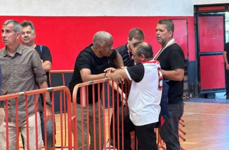 Andrade durante o velório de Adílio, no salão da Gávea, sede do Flamengo –