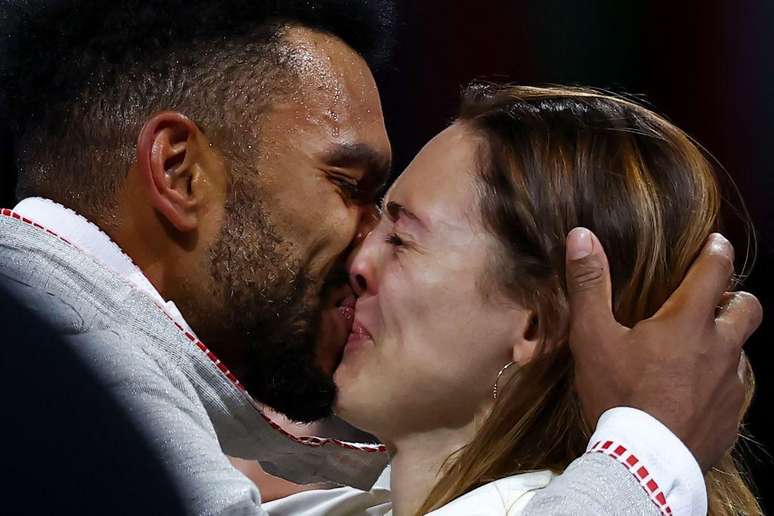 O esgrimista francês Bolade Apithy comemora com sua esposa, Manon Apithy-Brunet, a medalha de bronze na competição por equipes