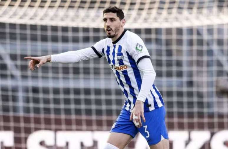 Agustín Rogel em ação pelo Hertha Berlim. Jogador assinará com o colorado por um ano —